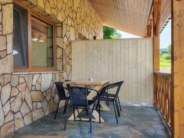 Bliźniak nad stawem