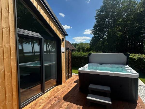 Jacuzzi na tarasie w domku nr 2