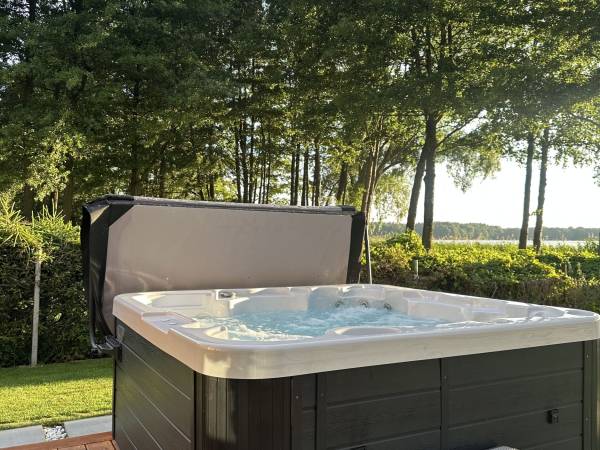 Jacuzzi w domku nr 2