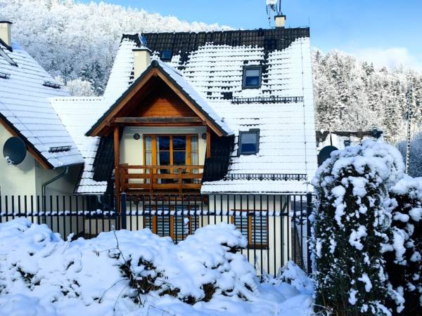 Luksusowy Domek Fantazja z Sauną i Kominkiem przy Stoku Narciarskim 