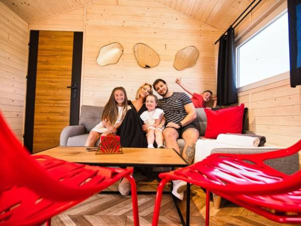 Przytulny salon z aneksem kuchennym – wygoda i domowa atmosfera w jednym