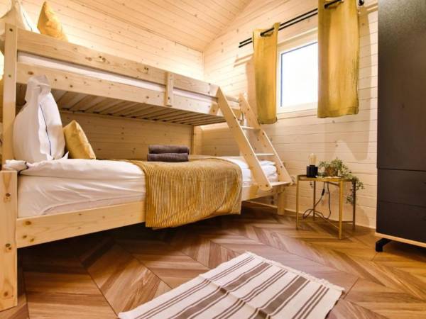 Sypialnia z łóżkiem piętrowym – funkcjonalne i wygodne miejsce do wypoczynku