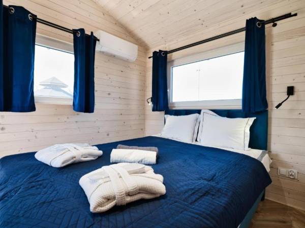 Przytulny pokój z dużym łóżkiem małżeńskim, idealny na relaksujący wypoczynek