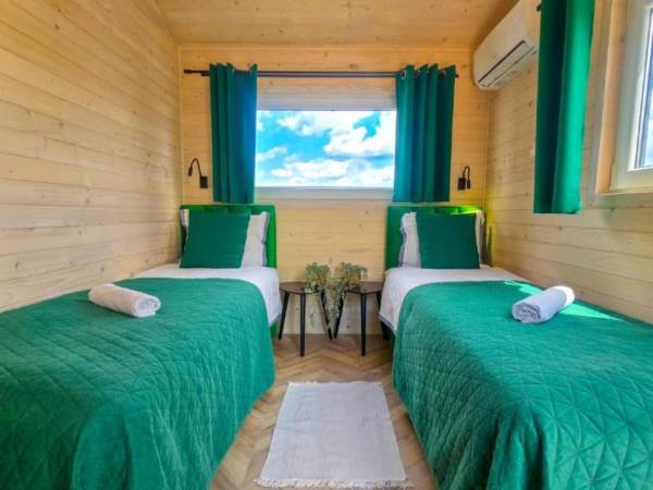 Pokój z dwoma łóżkami pojedynczymi – wygodna przestrzeń dla dwóch osób