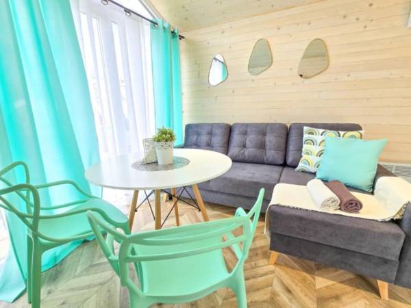 Przytulny salon z aneksem kuchennym – wygoda i domowa atmosfera w jednym