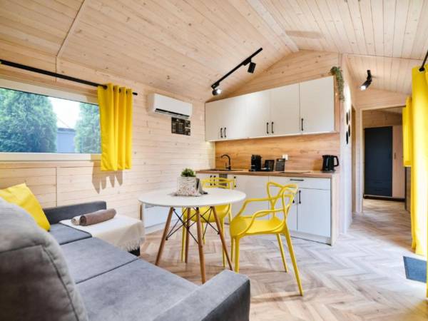 Przytulny salon z aneksem kuchennym – wygoda i domowa atmosfera w jednym!