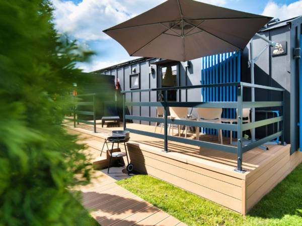 Klimatyczny taras z grillem – idealny na wieczorne spotkania i wspólne posiłki!