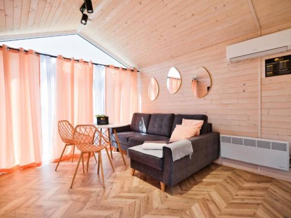 Przytulny stół z krzesłami – idealny na posiłki w sercu domku