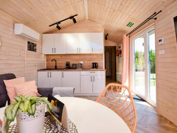 W pełni wyposażony, przytulny aneks kuchenny z ekspresem do kawy