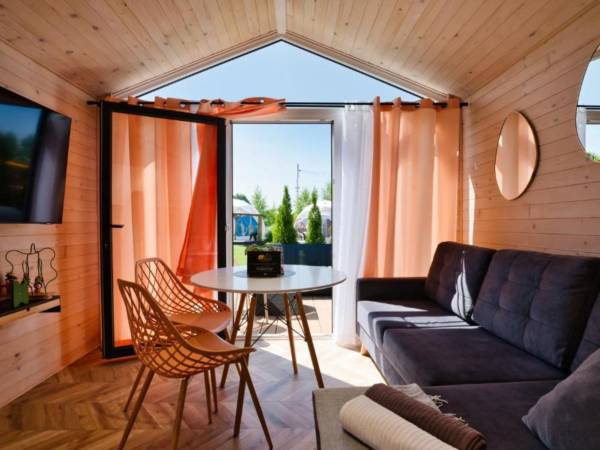 Jasny salon z widokiem na ogród – idealne miejsce na relaks blisko natury