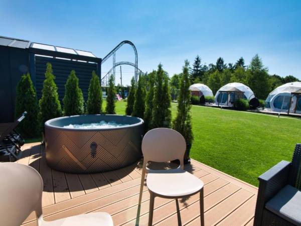 Prywatne jacuzzi na tarasie domku