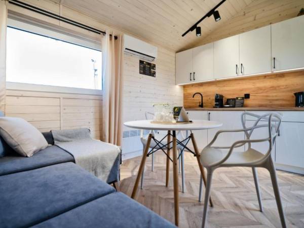 Przytulny salon z aneksem kuchennym – wygoda i domowa atmosfera w jednym