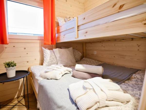 Sypialnia z łóżkiem piętrowym – funkcjonalne i wygodne miejsce do wypoczynku