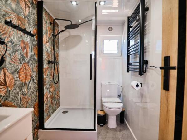 Nowoczesna łazienka – zaprojektowana z myślą o komforcie gości