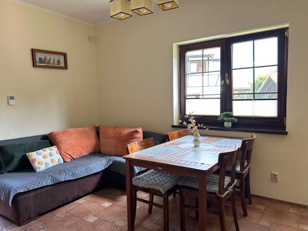 Pokój dzienny z aneksem kuchennym - domek z dwiema sypialniami.