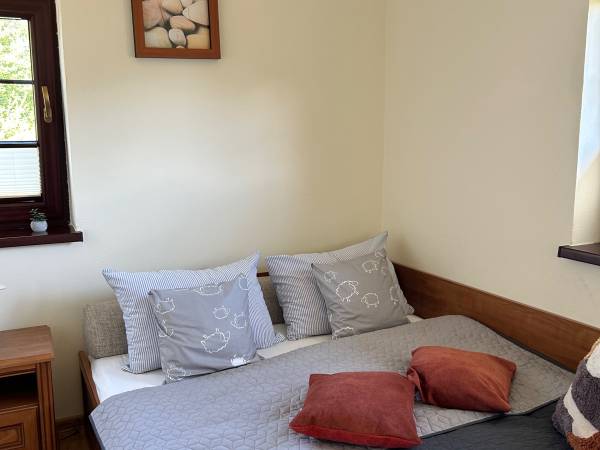 Sypialnia- domek z dwiema sypialniami.