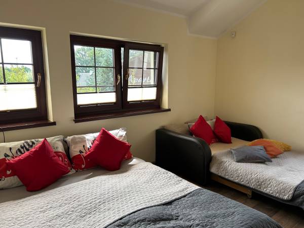 ypialnia- domek z dwiema sypialniami.