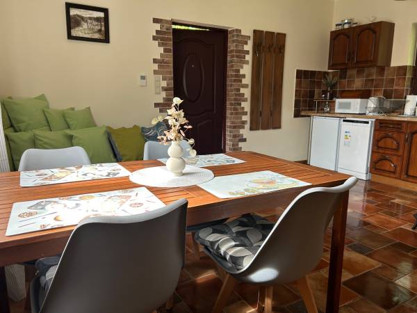 Pokój dzienny - domek z jedną sypialnią i dwiema łazienkami.