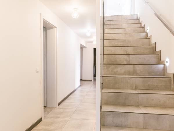 korytarz parter, wejście na pietro