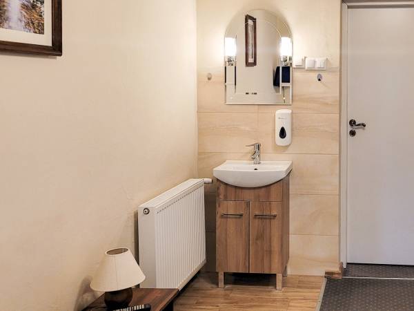 pokój ze wspólną łazienką