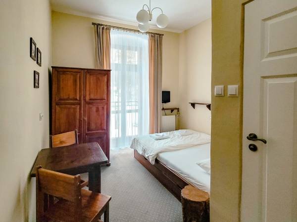 pokój dwuosobowy z łazienką