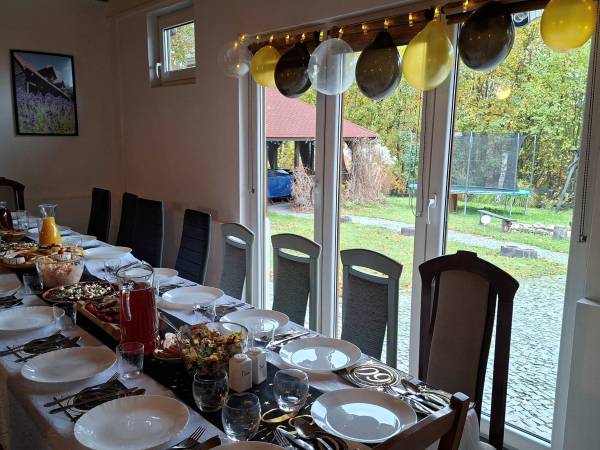 stół przy ktorym mozna biesiadować