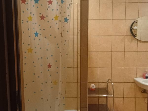 Łazienka pokój nr 6- na zewnątrz pokoju