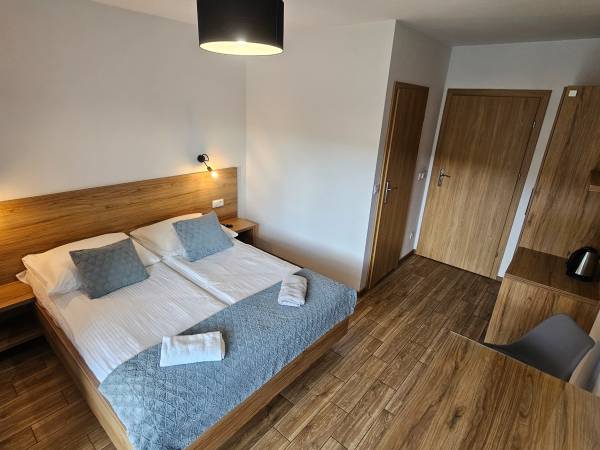 Pokój dwuosobowy z łazienką i widokiem na góry 