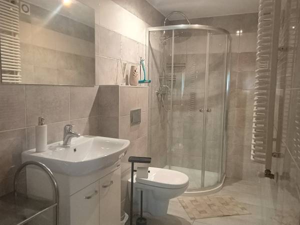 Łazienka pokój nr 1- na zewnątrz pokoju