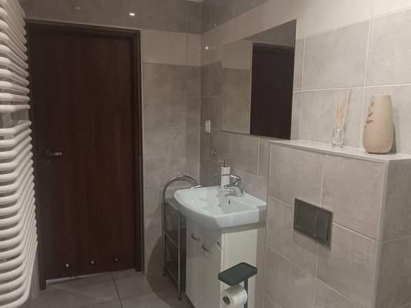 Łazienka pokój nr 1- na zewnątrz pokoju