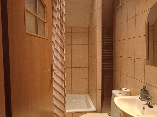 Łazienka pokój nr 5- na zewnątrz pokoju