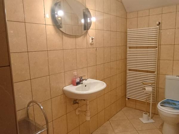 Łazienka pokój nr 6- na zewnątrz pokoju