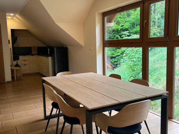 hol z aneksem kuchennym na piętrze