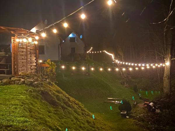 Miejsca do zjazdu tyrolką oświetlone 