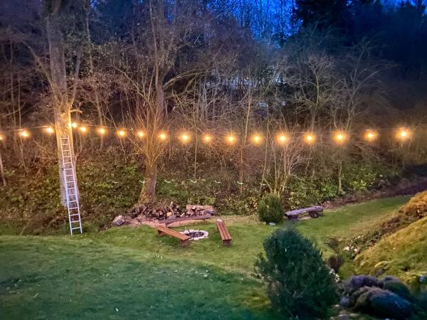 Miejscena ognisko oświetlone 