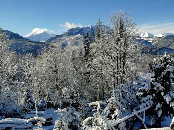 Zdjęcie widoku z budynku głównego z tarasu widok na Tatry Zachodnie