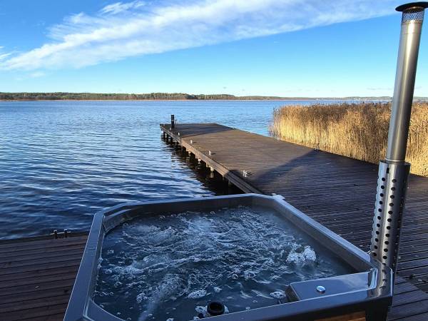 Balia nad brzegiem jeziora