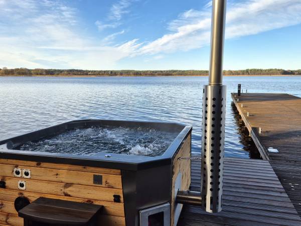 Balia nad brzegiem jeziora