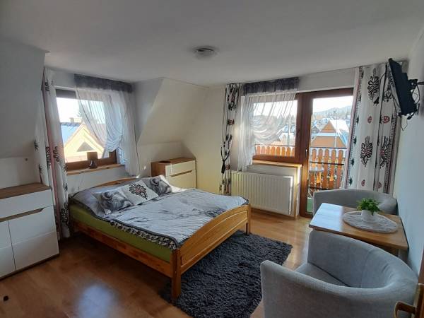 Pokój 2 osobowy z łóżkiem małżeńskim łazienką I balkonem. 