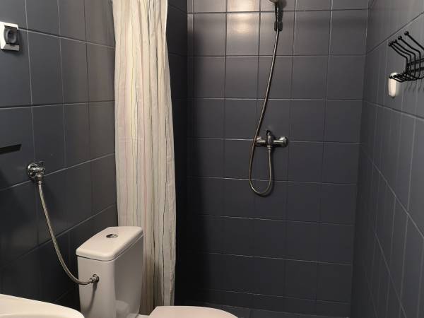 Łazienką w pokoju z małym aneksem kuchennym