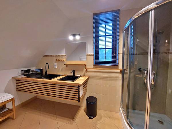 Łazienki w pokojach na piętrze