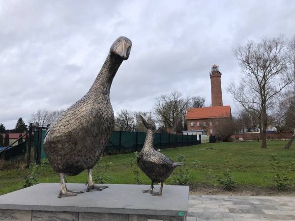 symbol Gąsek i latarnia w oddali