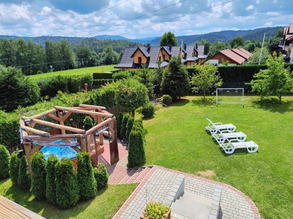 Domz z Bala- ogród jacuzzi