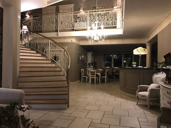 duży budynek pokoje 