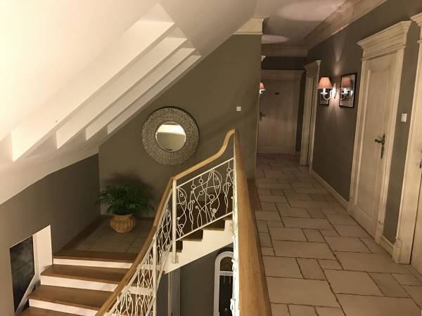 pokoje w dużym budynku 