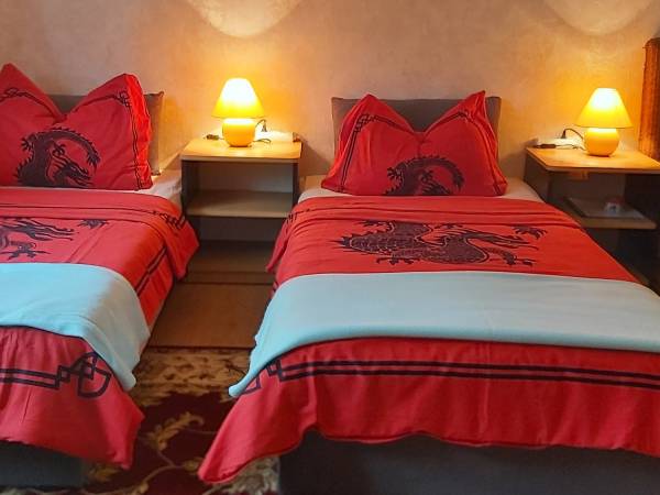 pokoj;Czarny 2os z lazienka na korytarzu