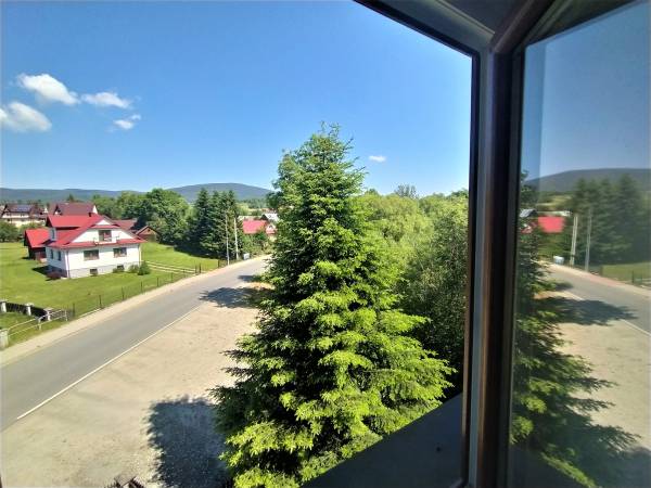 Widok z pokoju na Krupową Halę