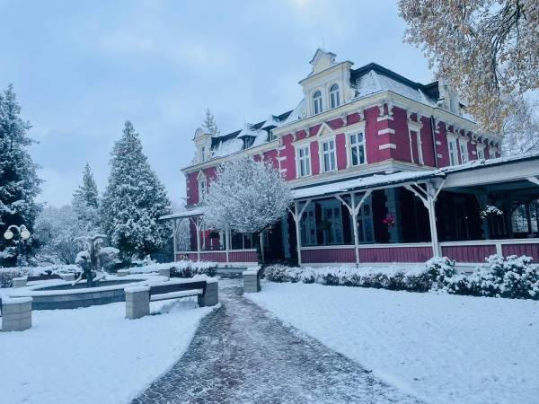 Hotel Prezydent (budynek administracji) zimą