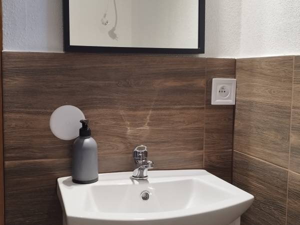 ŁAZIENKA W NOWOCZESNEJ STODOLE