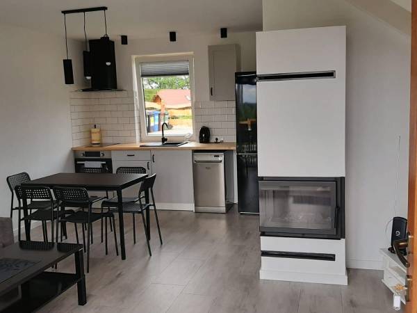 domek z balkonem - salon z aneksem